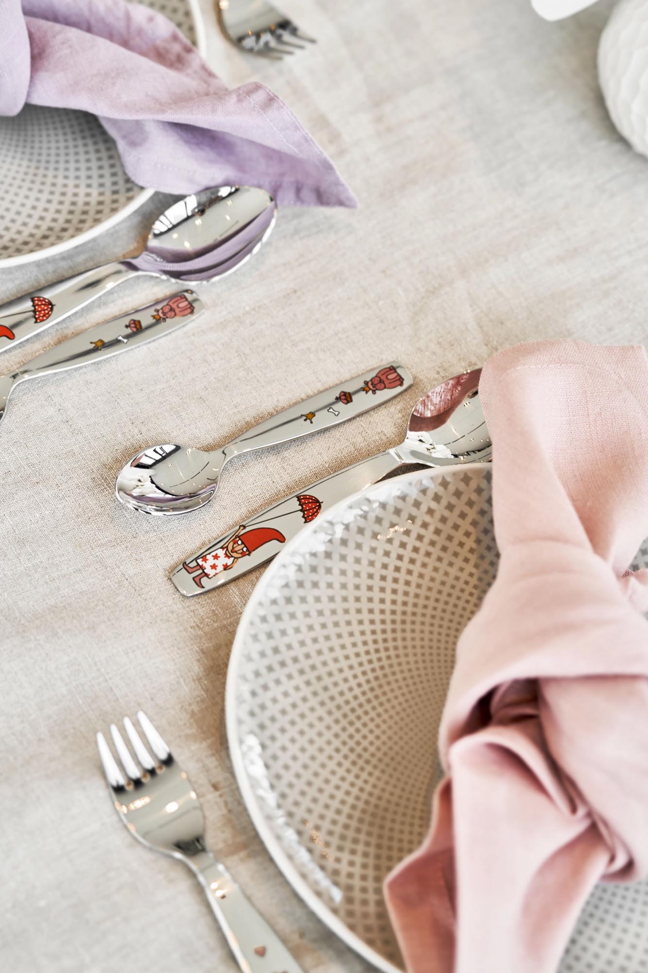 Das 4-teilige Kinderbesteck Emilie von Zwilling aus Edelstahl ist perfekt für Kinder, mit ergonomischem Design und kindgerechter Größe.
