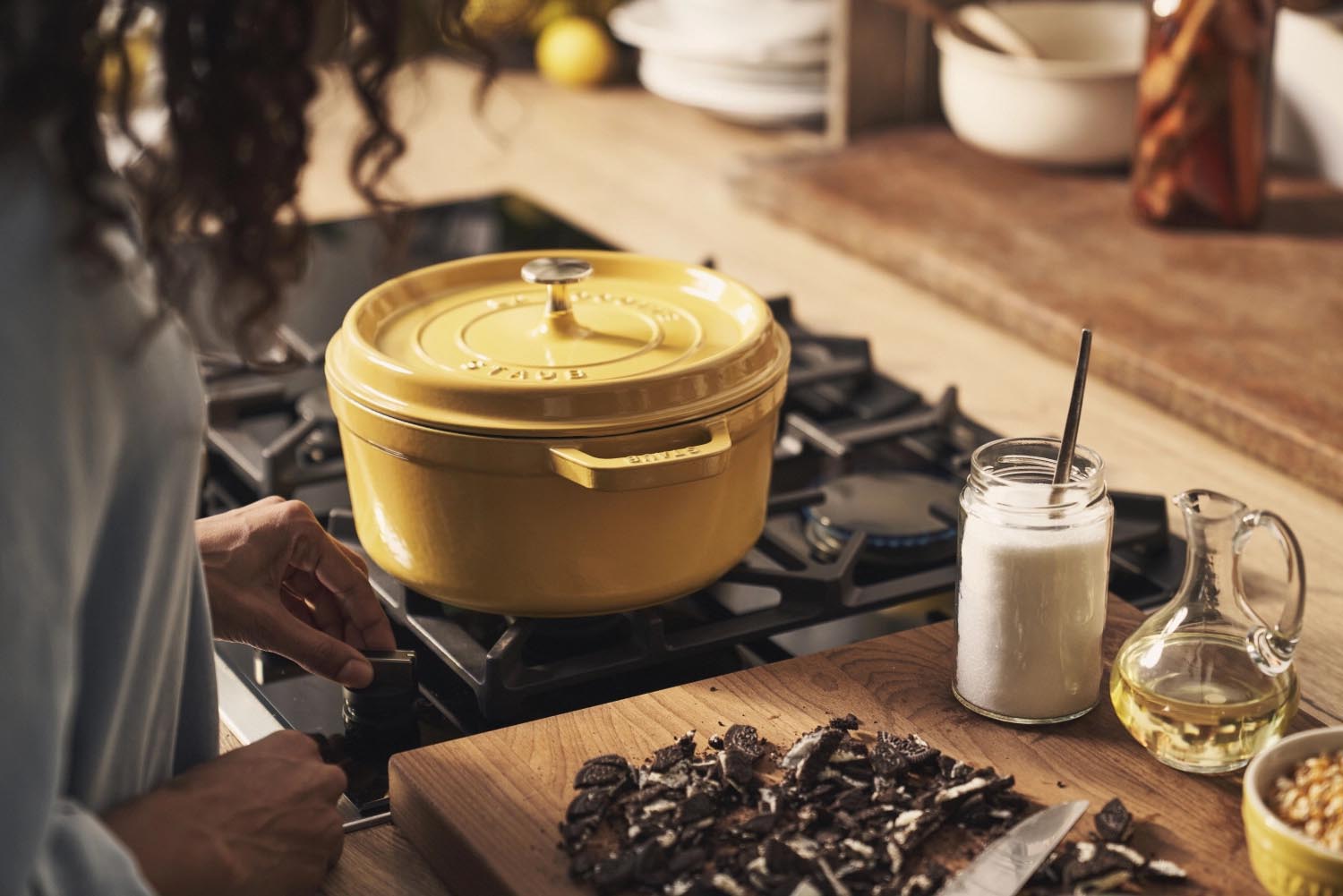Runde Cocotte aus Gusseisen von Staub, 26 cm, 5.25 l, in strahlendem Gelb. Perfekt für Schmorgerichte und stilvolles Servieren.