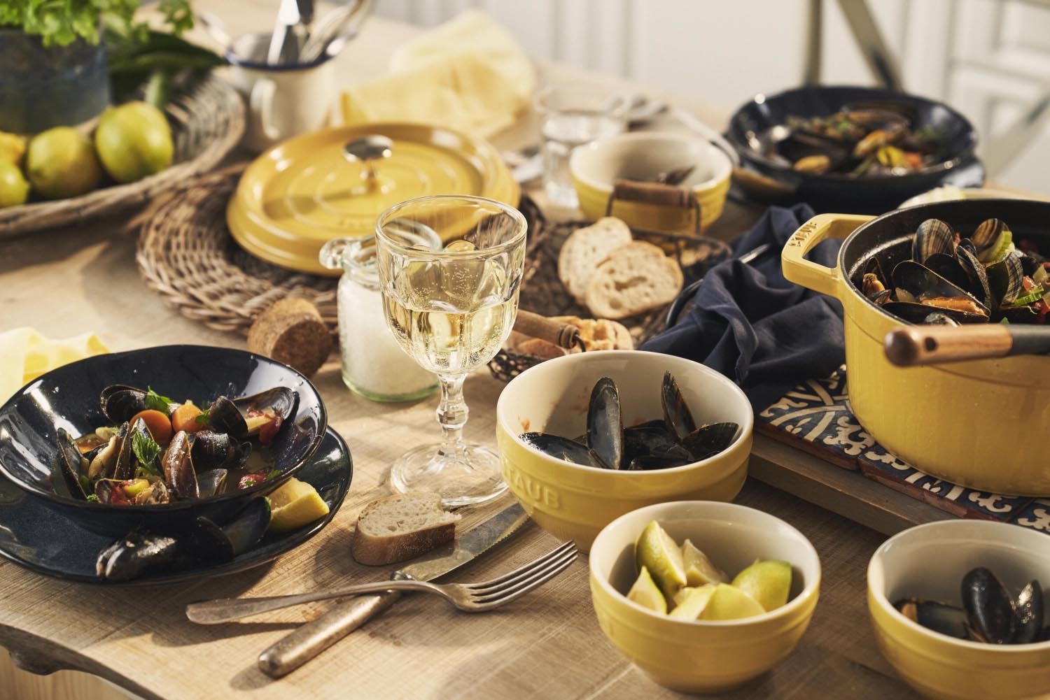 Runde Gusseisen-Cocotte, 28 cm, 6.7 l, in strahlendem Citron-Gelb. Ideal für Schmorgerichte und elegantes Kochen.