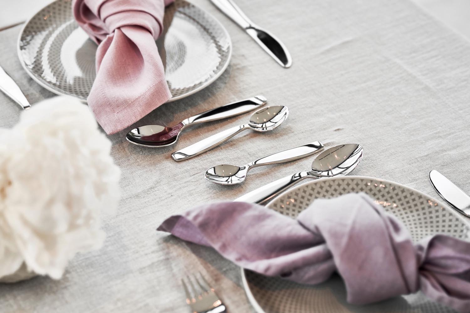 Das Zwilling Kinderbesteck Pila, 4-teilig, aus Edelstahl, ist perfekt für Kinderhände und überzeugt durch sein kindgerechtes Design.