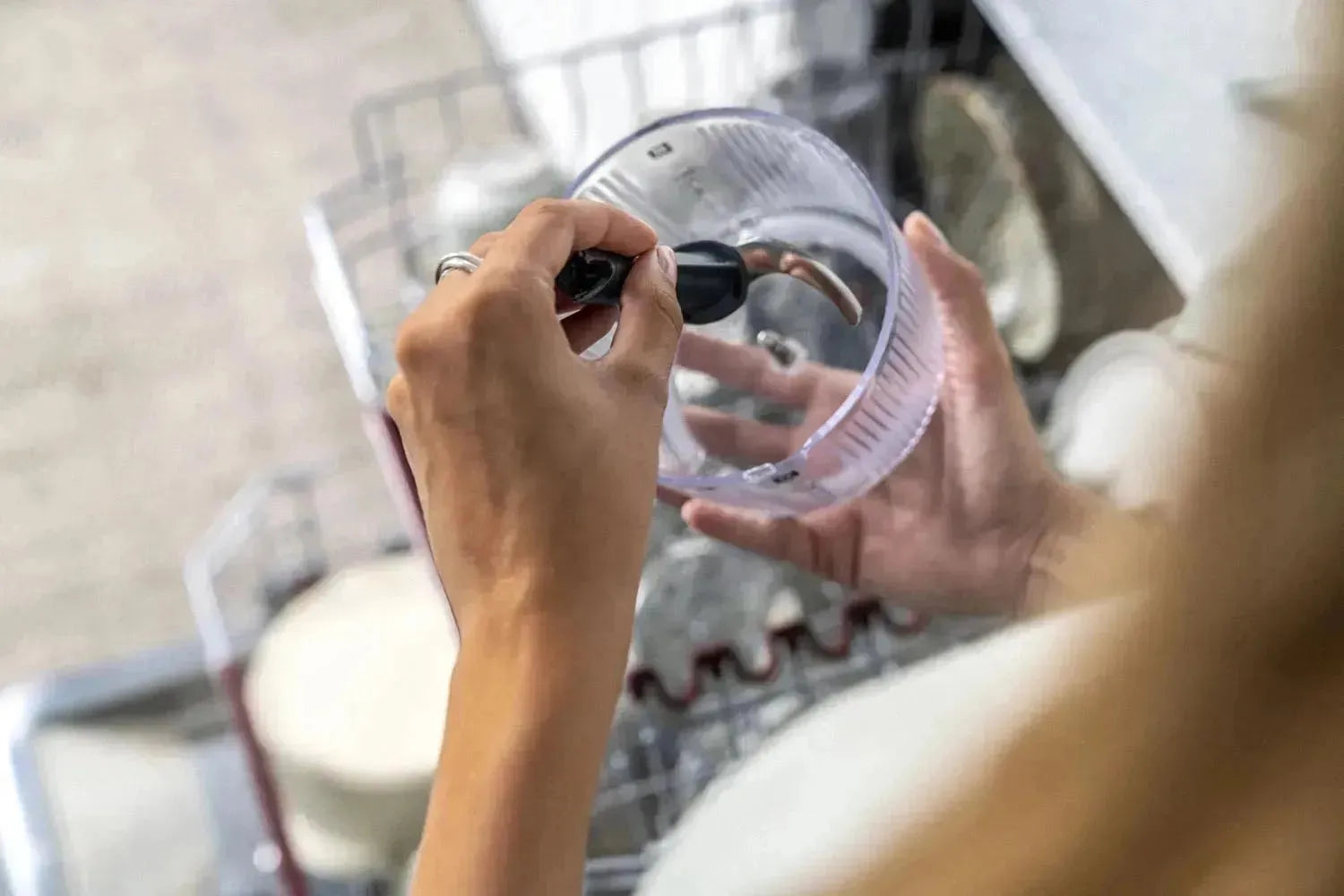 Kompakter Zwilling Enfinigy Häcksler in Weiß, ideal für effizientes Zerkleinern und Mixen von Zutaten in Ihrer Küche.