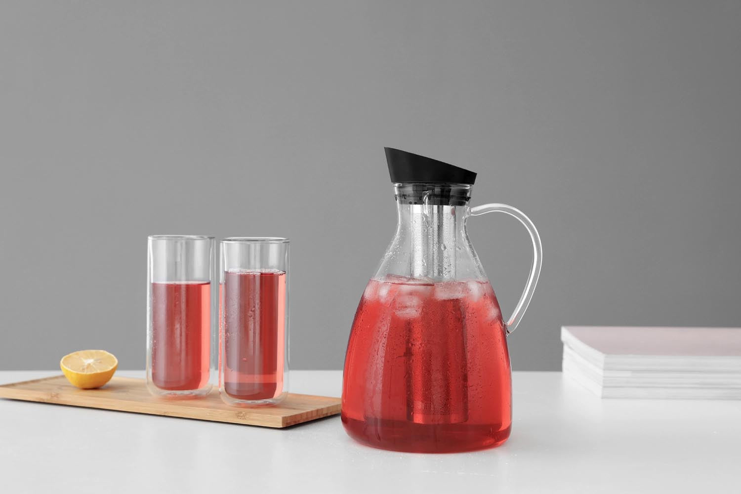 Große 2L Infusionskaraffe aus Borosilikatglas von Viva, ideal für Eistee und aromatische Getränke, modern und praktisch.