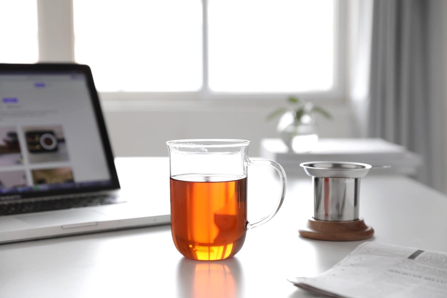 Stilvolle 500ml Glasteetasse mit integriertem Sieb, ideal für losen Tee. Zeitloses Design für entspannte Teemomente.