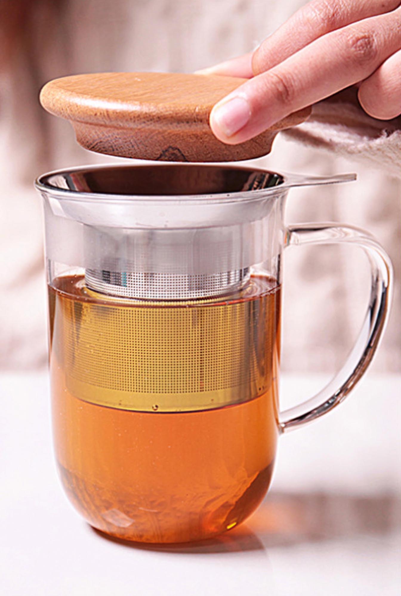 Elegante 500ml Teetasse aus Glas mit integriertem Sieb, perfekt für losen Tee. Modernes Design für genussvolle Teepausen.