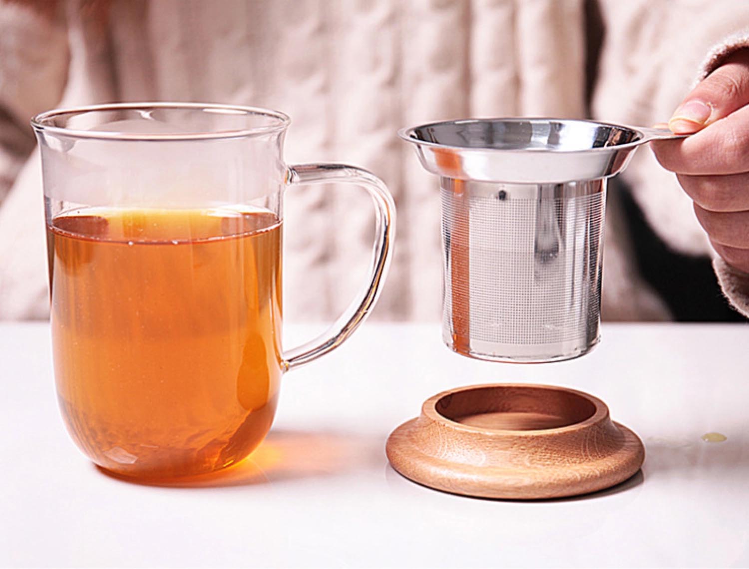 Stilvolle 500ml Glasteetasse mit integriertem Sieb, ideal für losen Tee. Zeitloses Design für entspannte Teemomente.