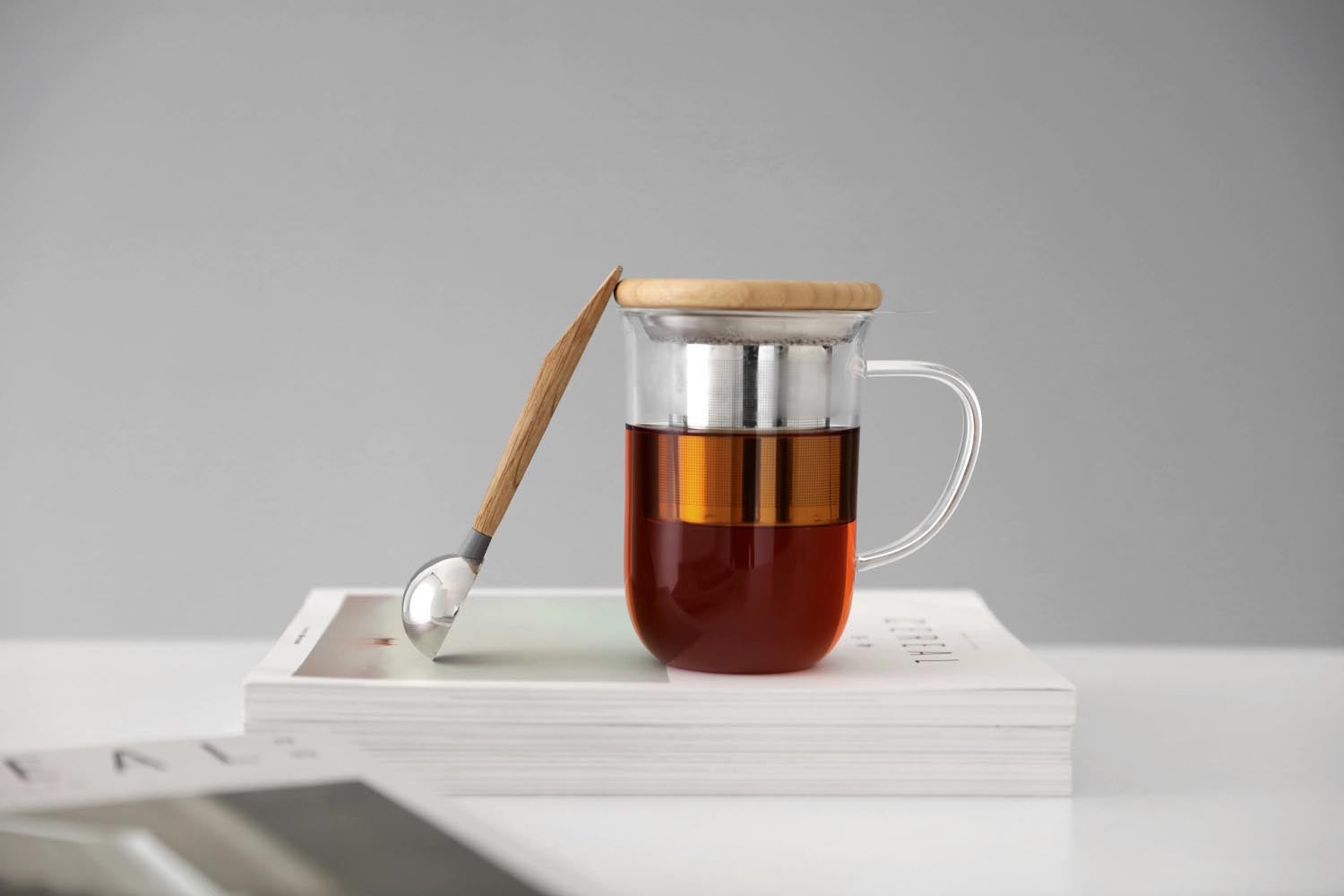 Elegante 500ml Teetasse aus Glas mit integriertem Sieb, perfekt für losen Tee. Modernes Design für genussvolle Teepausen.