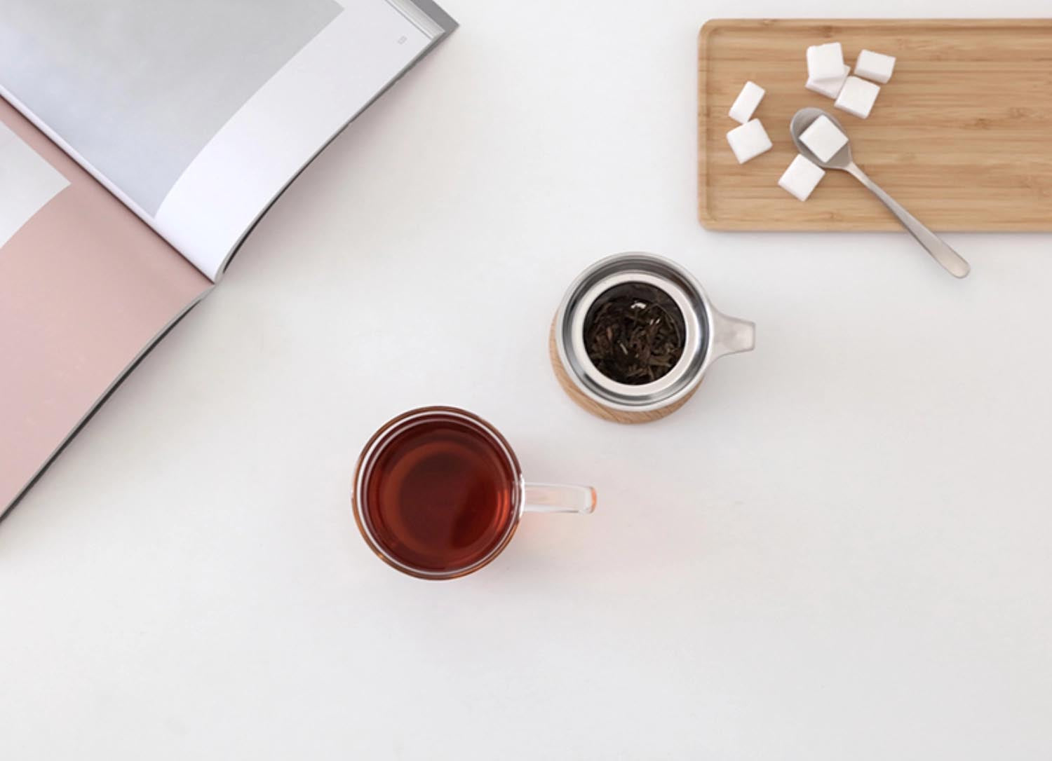 Stilvolle 500ml Glasteetasse mit integriertem Sieb, ideal für losen Tee. Zeitloses Design für entspannte Teemomente.