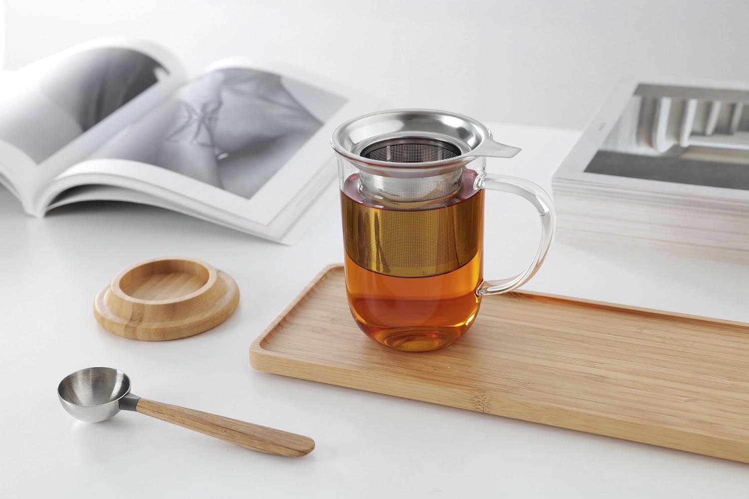 Elegante 500ml Teetasse aus Glas mit integriertem Sieb, perfekt für losen Tee. Modernes Design für genussvolle Teepausen.