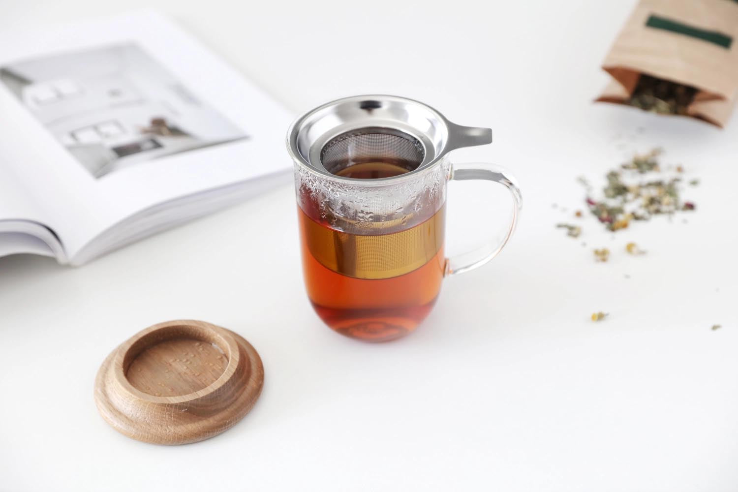 Stilvolle 500ml Glasteetasse mit integriertem Sieb, ideal für losen Tee. Zeitloses Design für entspannte Teemomente.