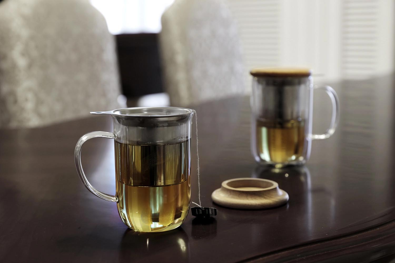 Elegante 500ml Teetasse aus Glas mit integriertem Sieb, perfekt für losen Tee. Modernes Design für genussvolle Teepausen.
