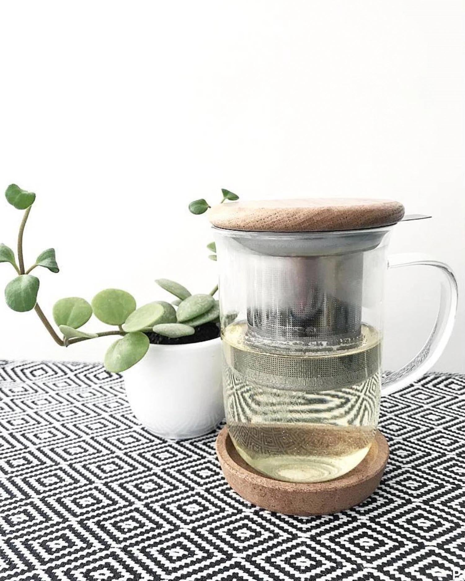 Stilvolle 500ml Glasteetasse mit integriertem Sieb, ideal für losen Tee. Zeitloses Design für entspannte Teemomente.
