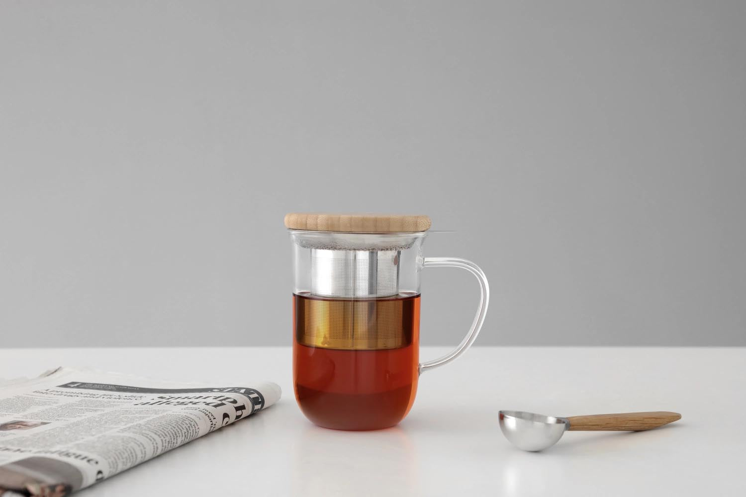 Elegante Glasteetasse 500ml mit integriertem Sieb, perfekt für losen Tee. Modernes Design für stilvolle Teepausen.