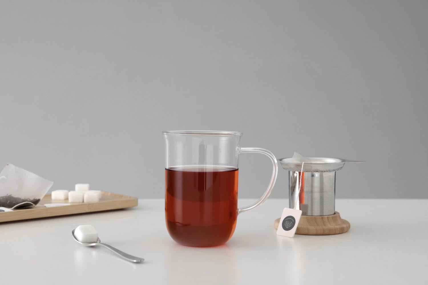 Hochwertige Teetasse aus Glas, 500ml, mit integriertem Sieb. Ideal für losen Tee. Zeitloses Design für entspannte Teemomente.