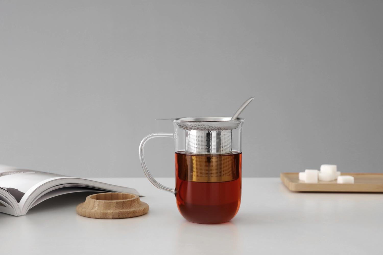 Elegante Glasteetasse 500ml mit integriertem Sieb, perfekt für losen Tee. Modernes Design für genussvolle Teepausen.