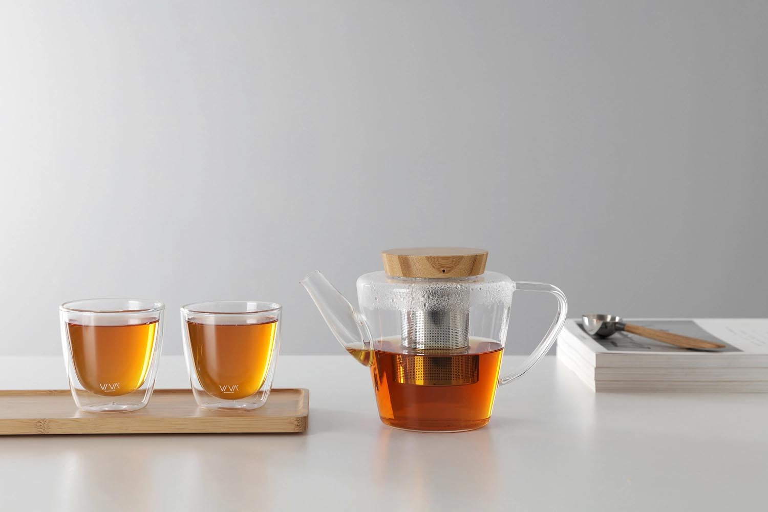 Moderner 1L Teekrug aus robustem Borosilikatglas mit Holzdeckel, perfekt für stilvollen Teegenuss. Praktisch und elegant zugleich.