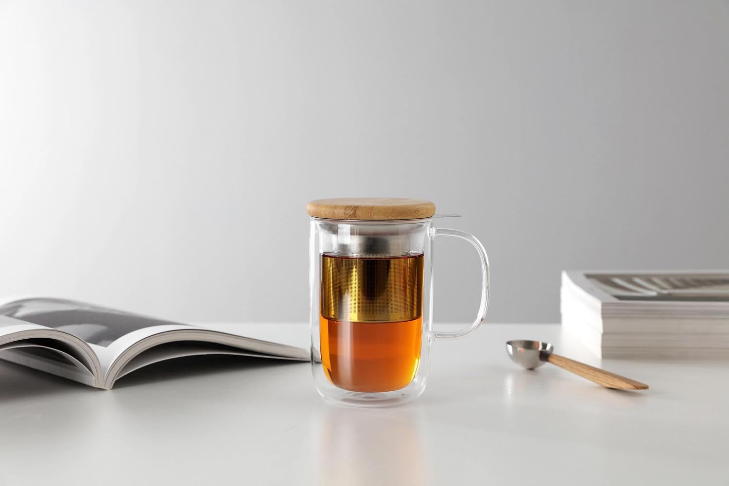 Elegante 500ml doppelwandige Teetasse mit Infuser von Viva, perfekt für stilvollen Teegenuss und modernes Ambiente.