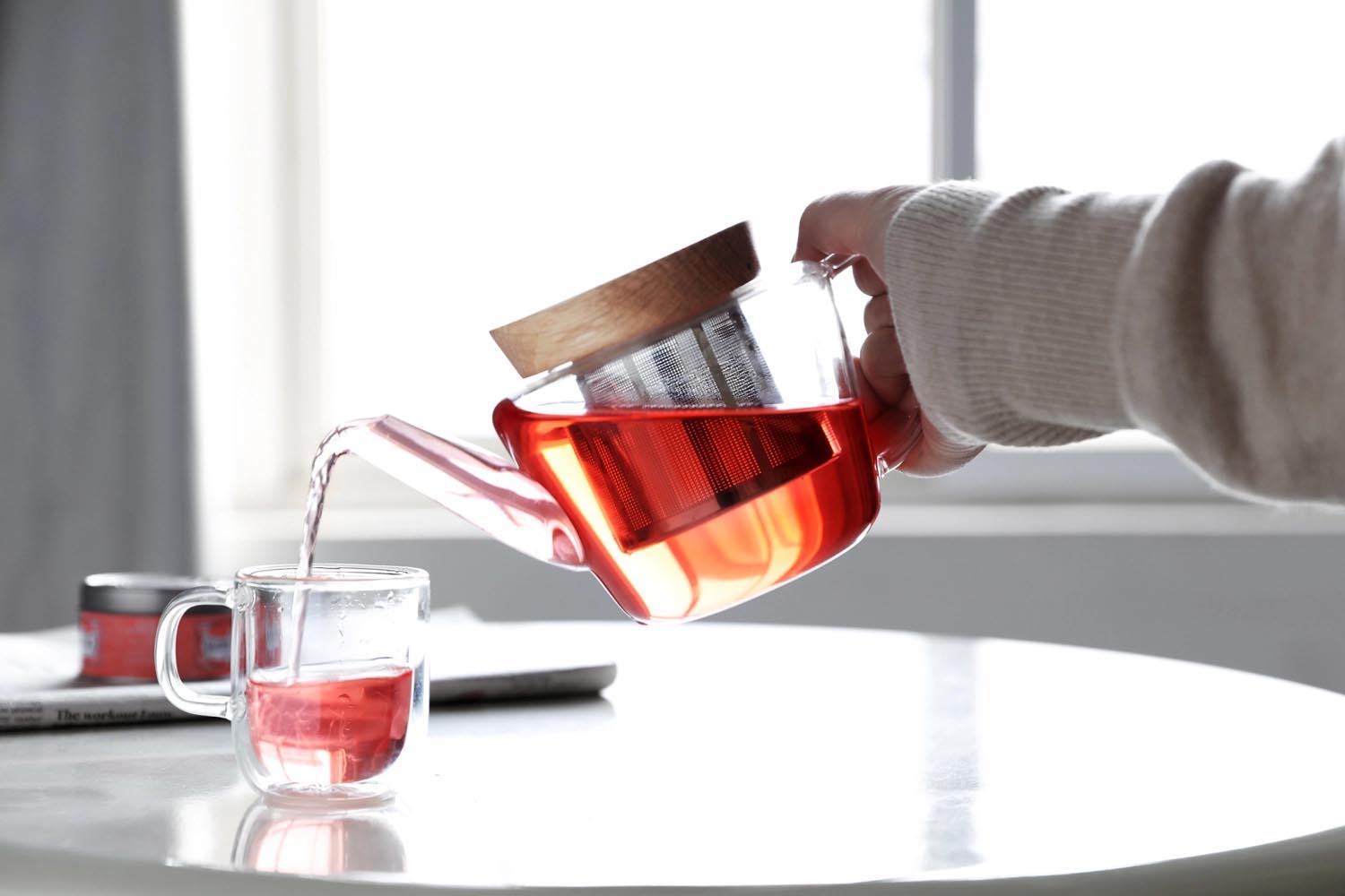 Eleganter Teekrug aus hitzebeständigem Borosilikatglas, 0.5l, mit stilvollem Holzdeckel, ideal für modernen Teegenuss und minimalistisches Design.