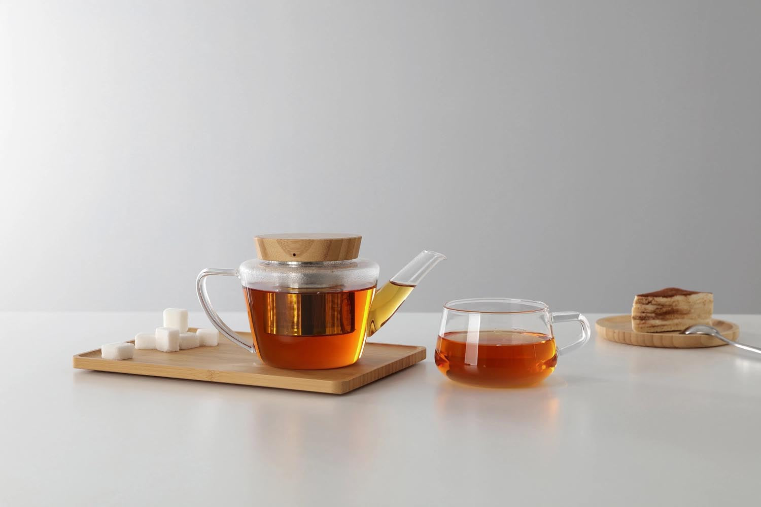 Moderner Teekrug aus robustem Borosilikatglas, 0.5l, mit edlem Holzdeckel, perfekt für stilvollen Teegenuss und zeitloses Design.