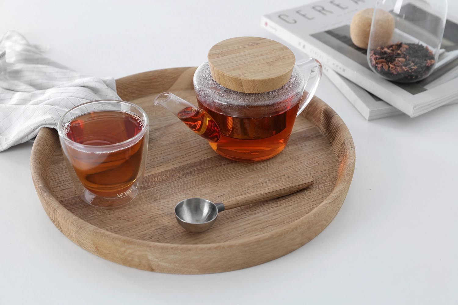 Eleganter Teekrug aus hitzebeständigem Borosilikatglas, 0.5l, mit stilvollem Holzdeckel, ideal für modernen Teegenuss und minimalistisches Design.