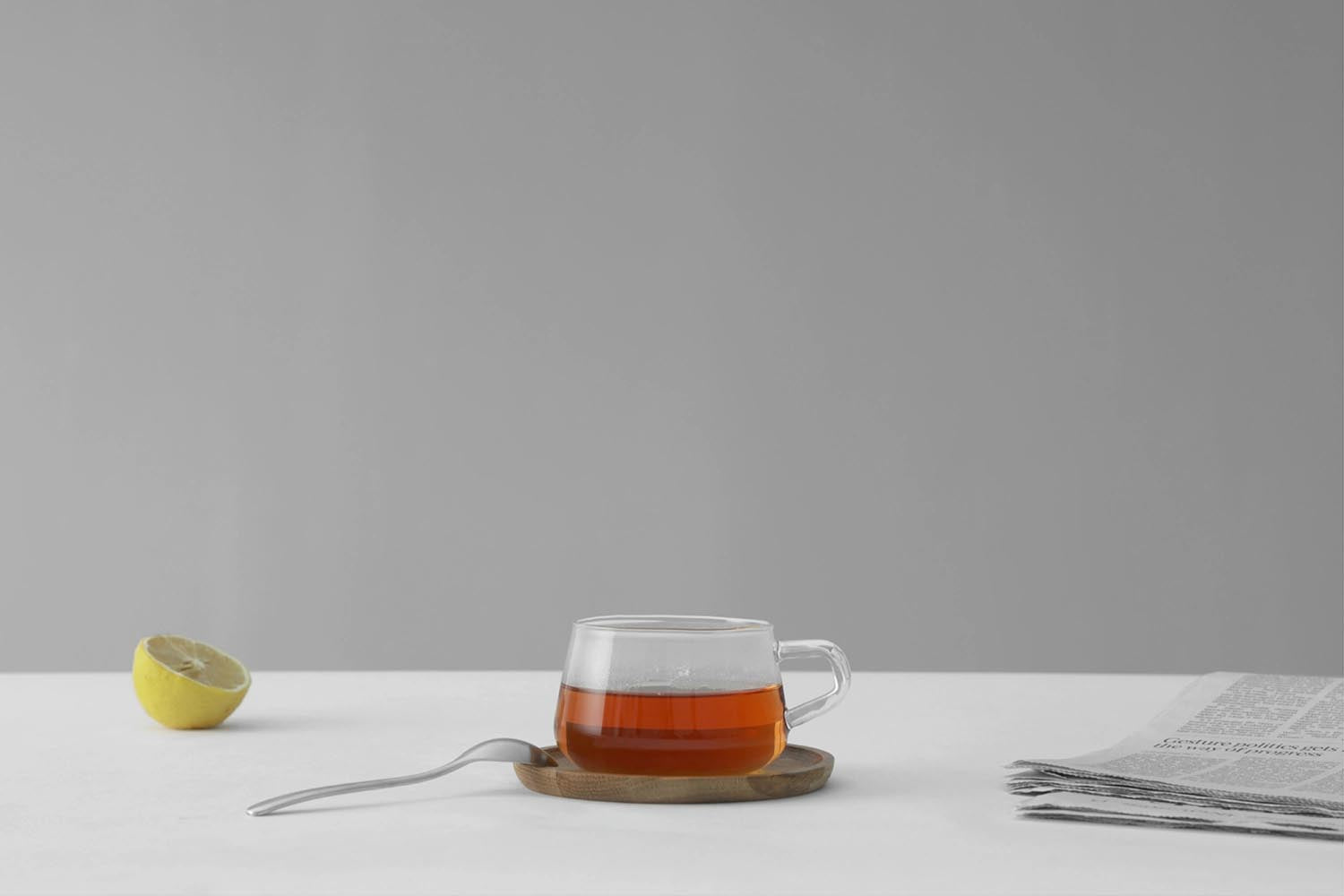 Stilvolle 250ml Tasse mit Bambus-Untersetzer, perfekt für Büro oder Zuhause. Viva Design für eleganten Kaffeegenuss.
