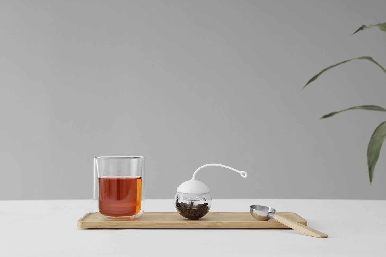 Stilvoller Teelöffel aus Edelstahl mit ergonomischem Holzgriff, 15,5 cm Länge, perfekt für Tee und Desserts. Viva Qualität.