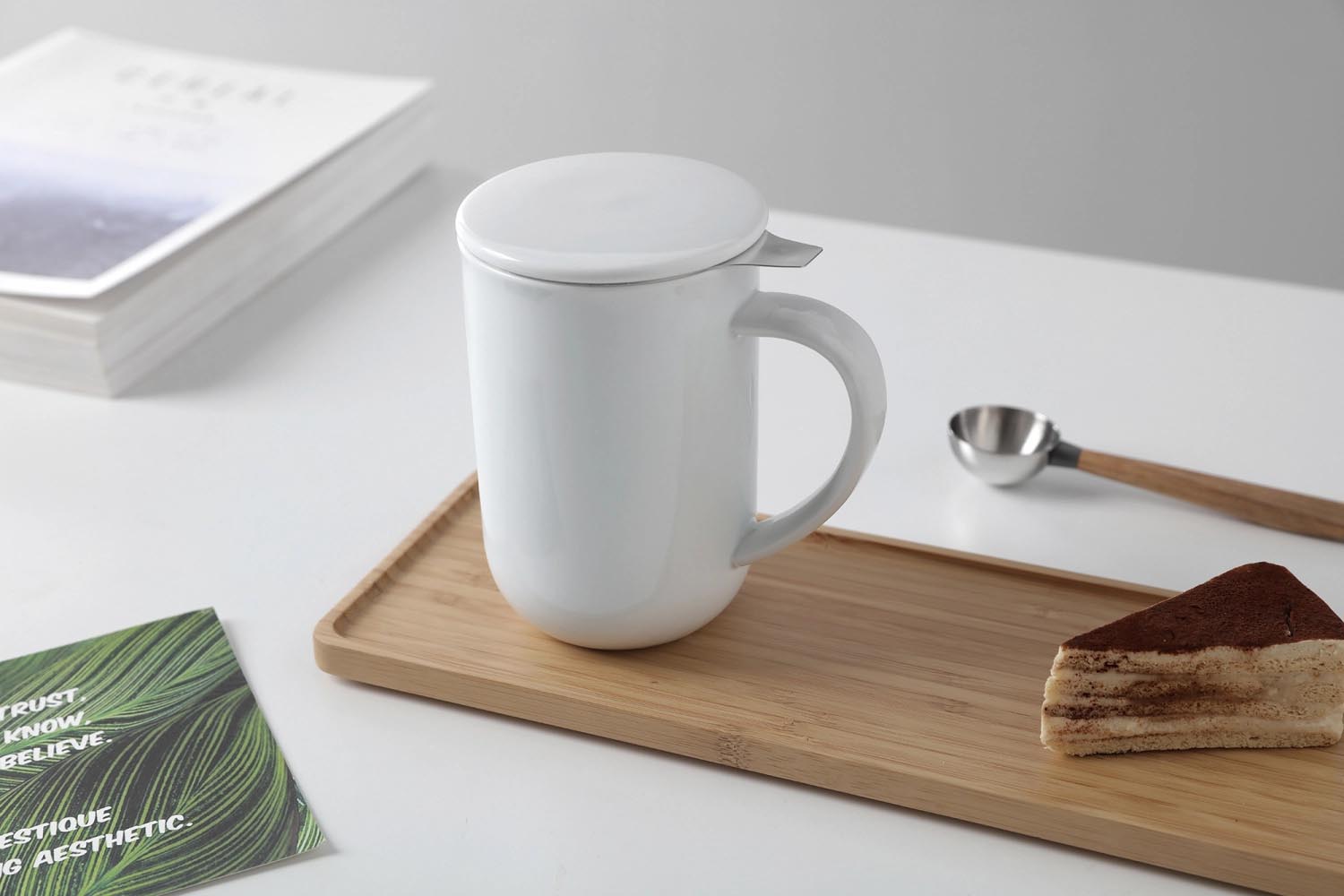 Elegante weiße Porzellan-Teetasse, 500ml, 14cm hoch, von Viva. Perfekt für stilvollen Teegenuss und modernes Design.