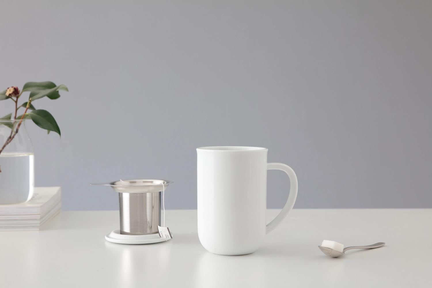 Stilvolle weiße Porzellan-Teetasse, 500ml, 14cm hoch, von Viva. Ideal für Teeliebhaber und modernes Design.