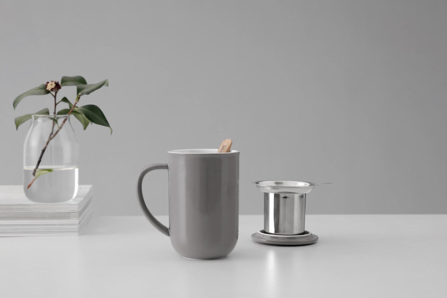Elegante Teetasse aus Porzellan, 500ml, 14cm hoch, in stilvollem Grau. Perfekt für Tee-Liebhaber, minimalistisch und modern.