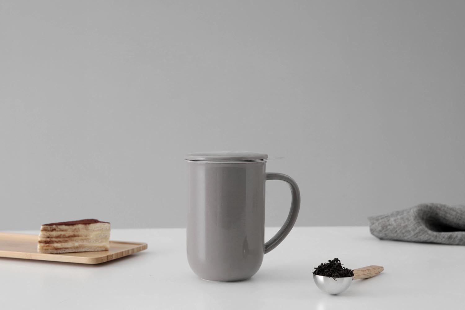 Stilvolle Teetasse aus grauem Porzellan, 500ml Volumen, 14cm hoch. Minimalistisches Design, ideal für Tee-Genuss und modernes Ambiente.