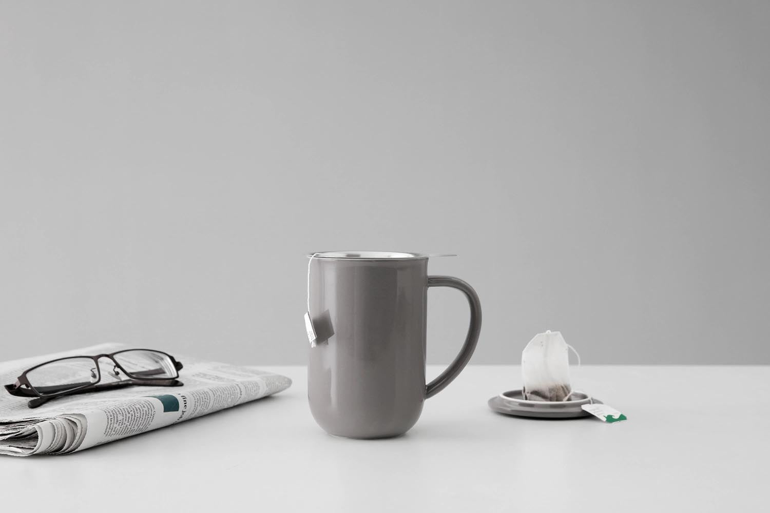 Elegante Teetasse aus grauem Porzellan, 500ml Fassungsvermögen, 14cm hoch. Perfekt für stilvollen Teegenuss und modernes Wohndesign.