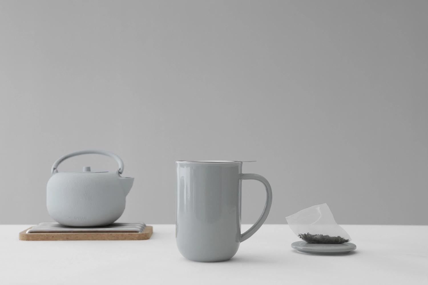 Elegante Teetasse aus hochwertigem blaugrauem Porzellan, 500ml Fassungsvermögen, 14cm hoch, perfekt für stilvollen Teegenuss.