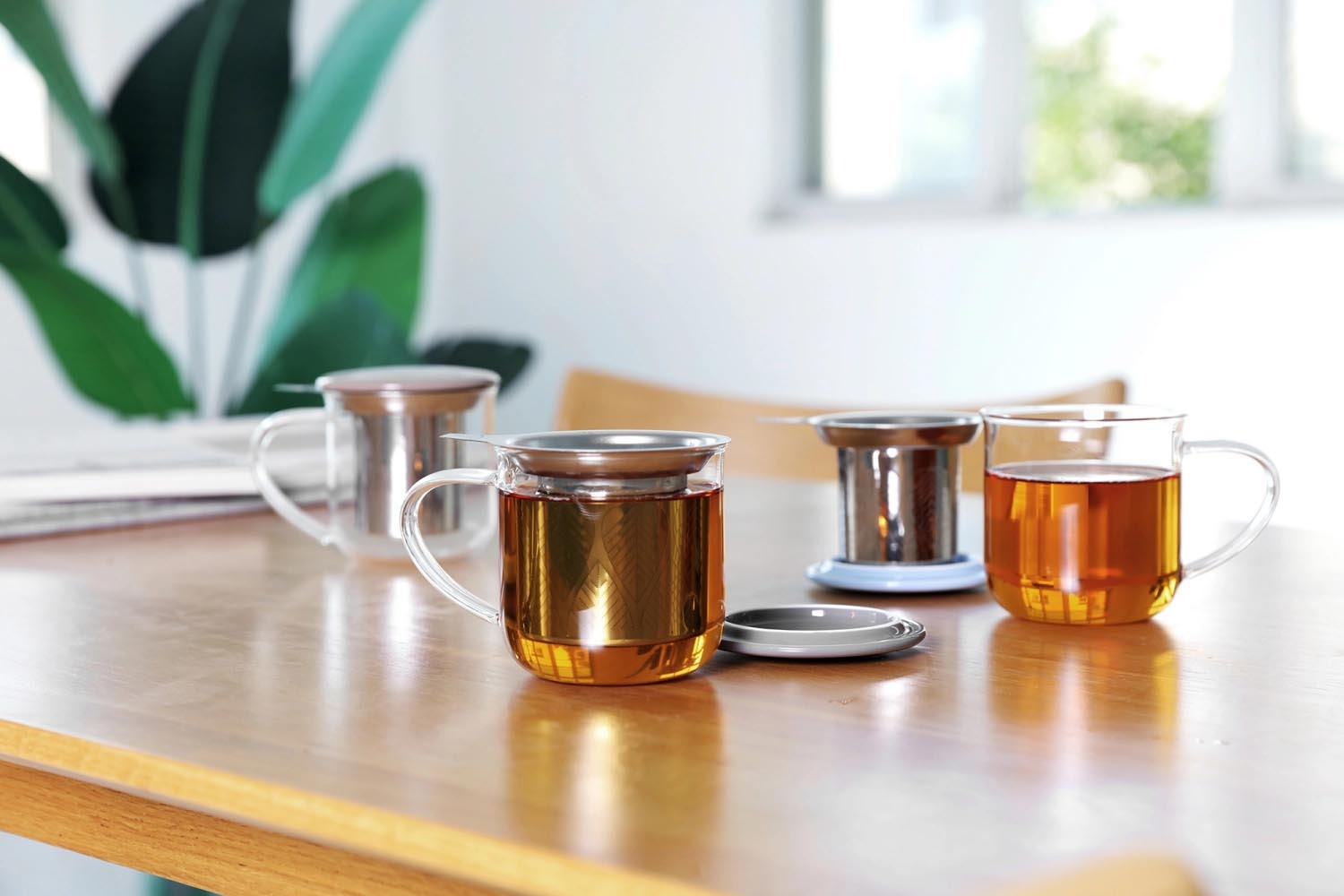 Stilvolle Teetasse aus grauem Borosilikatglas, 400ml, mit integriertem Infuser. Perfekt für Teeliebhaber. Hochwertig und elegant.