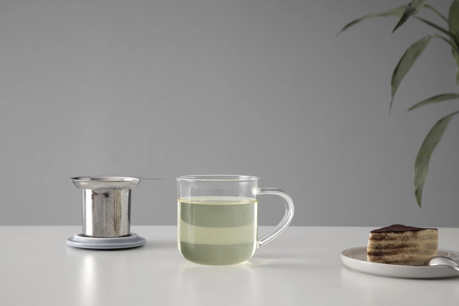Elegante 400ml Teetasse aus hellblauem Borosilikatglas mit integriertem Infuser von Viva, perfekt für stilvollen Teegenuss.