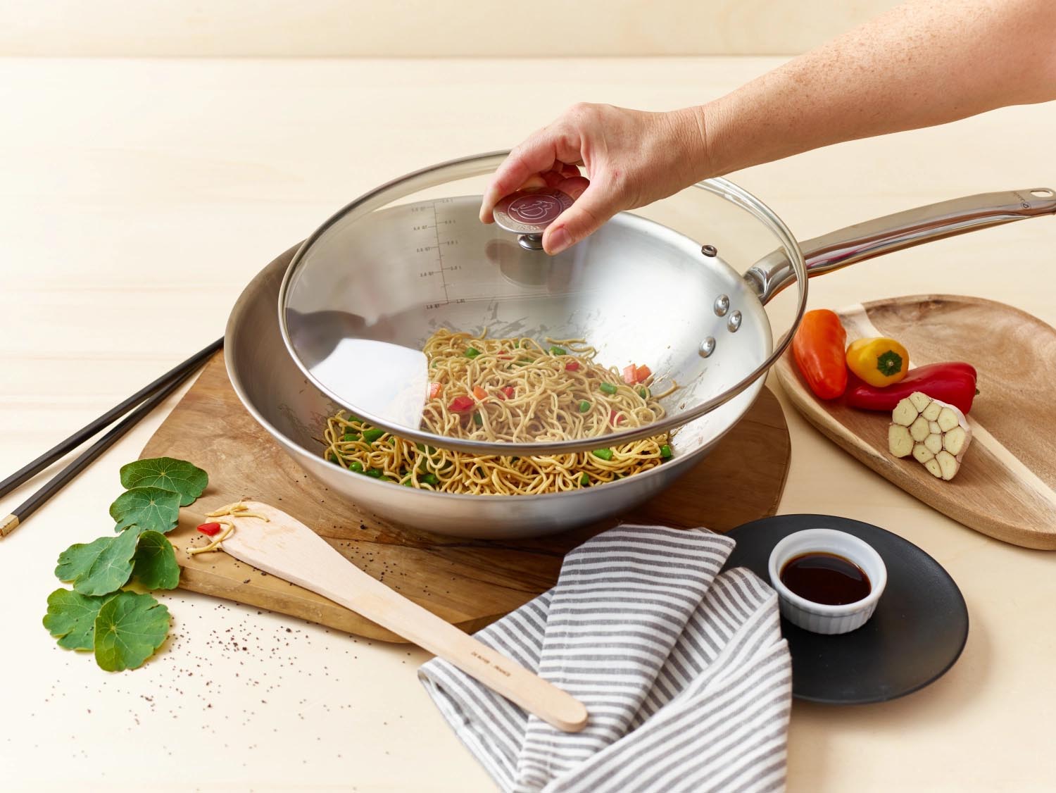 Hochwertiger 28cm Wok aus Karbonstahl von de Buyer, perfekt für asiatische Küche und gleichmäßige Hitzeverteilung.