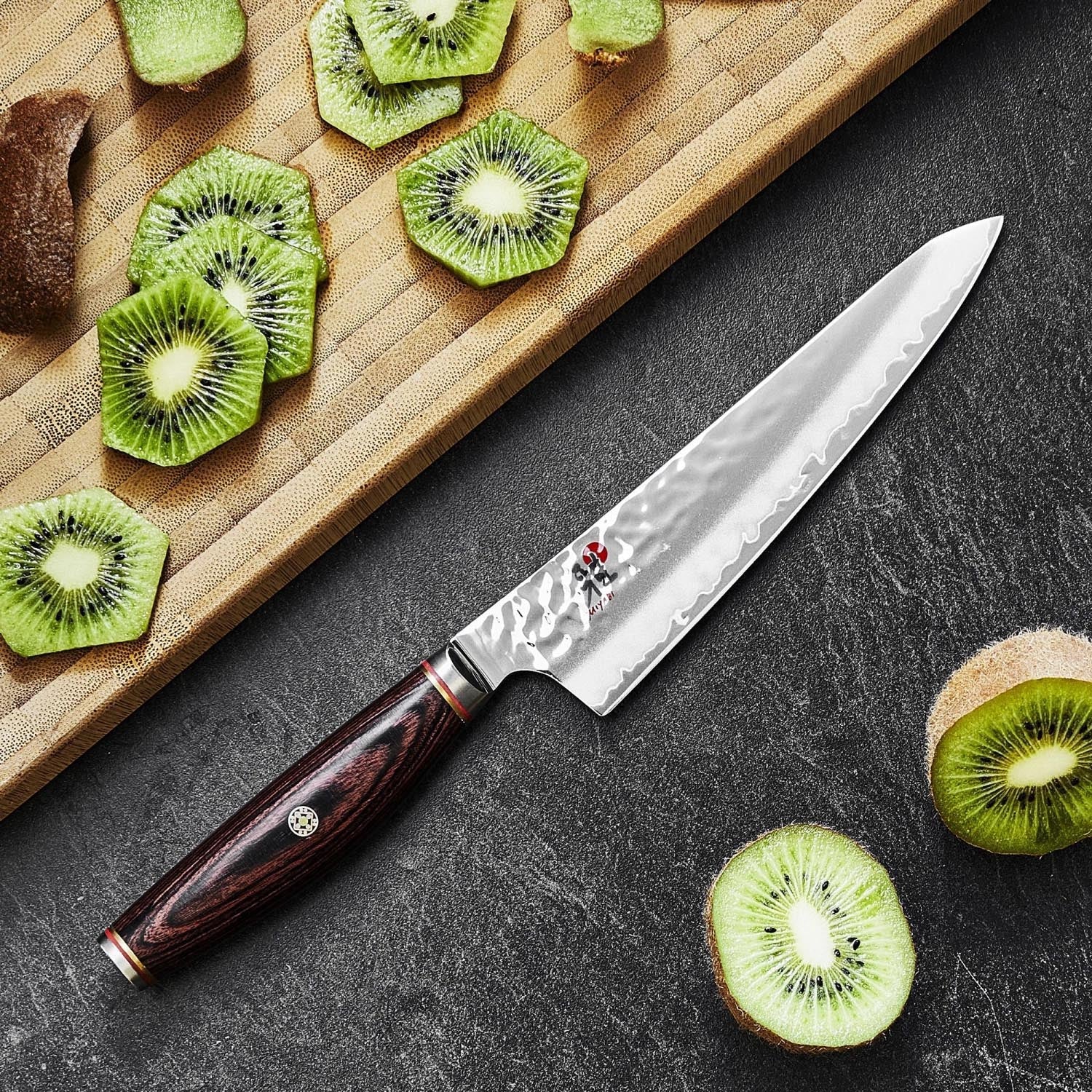 Das Miyabi 6000 MCT Rocking Santoku 18cm besticht durch seine außergewöhnliche Schärfe, hochwertige Materialien und elegantes Design.
