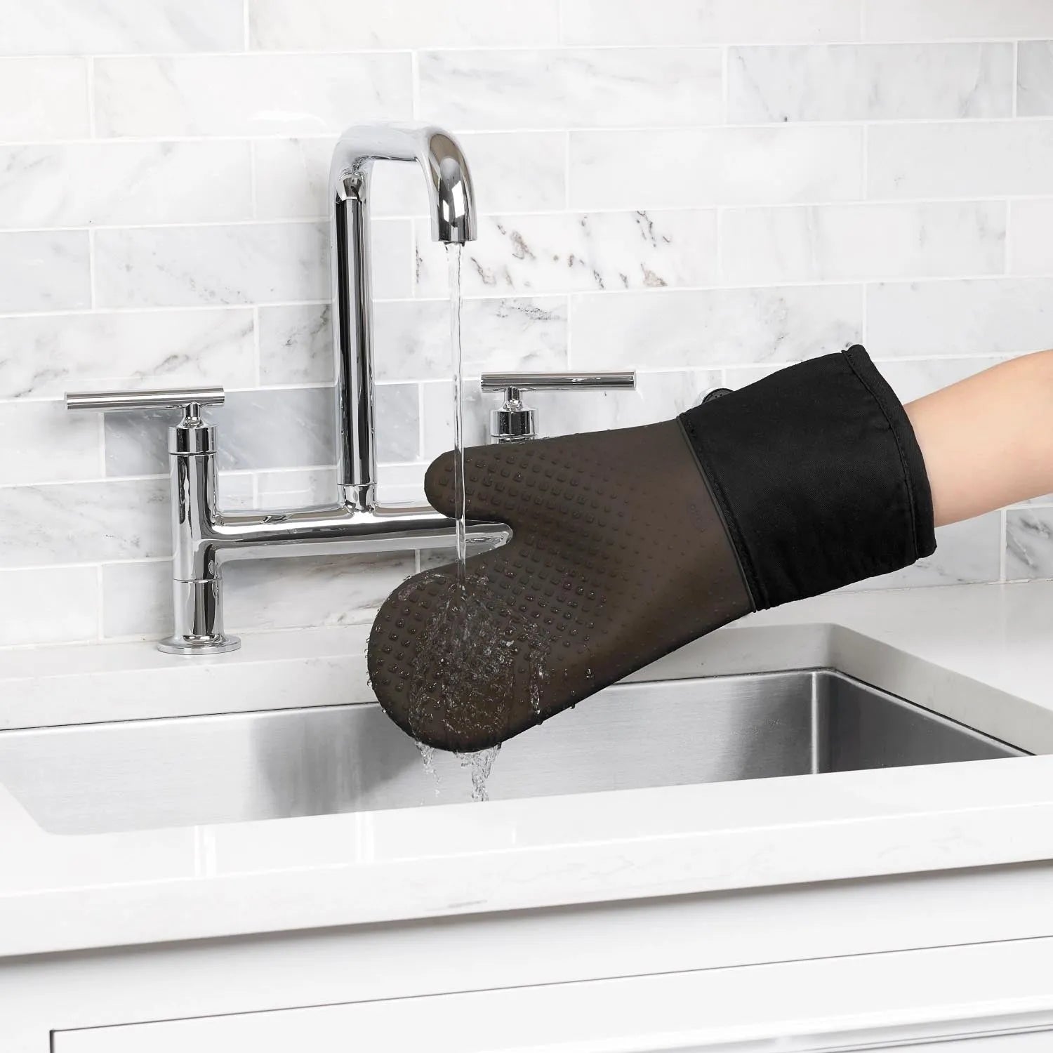 Der OXO Good Grips Ofenhandschuh in Schwarz (34,2x17,7 cm) bietet optimalen Schutz und Komfort beim Kochen und Backen.