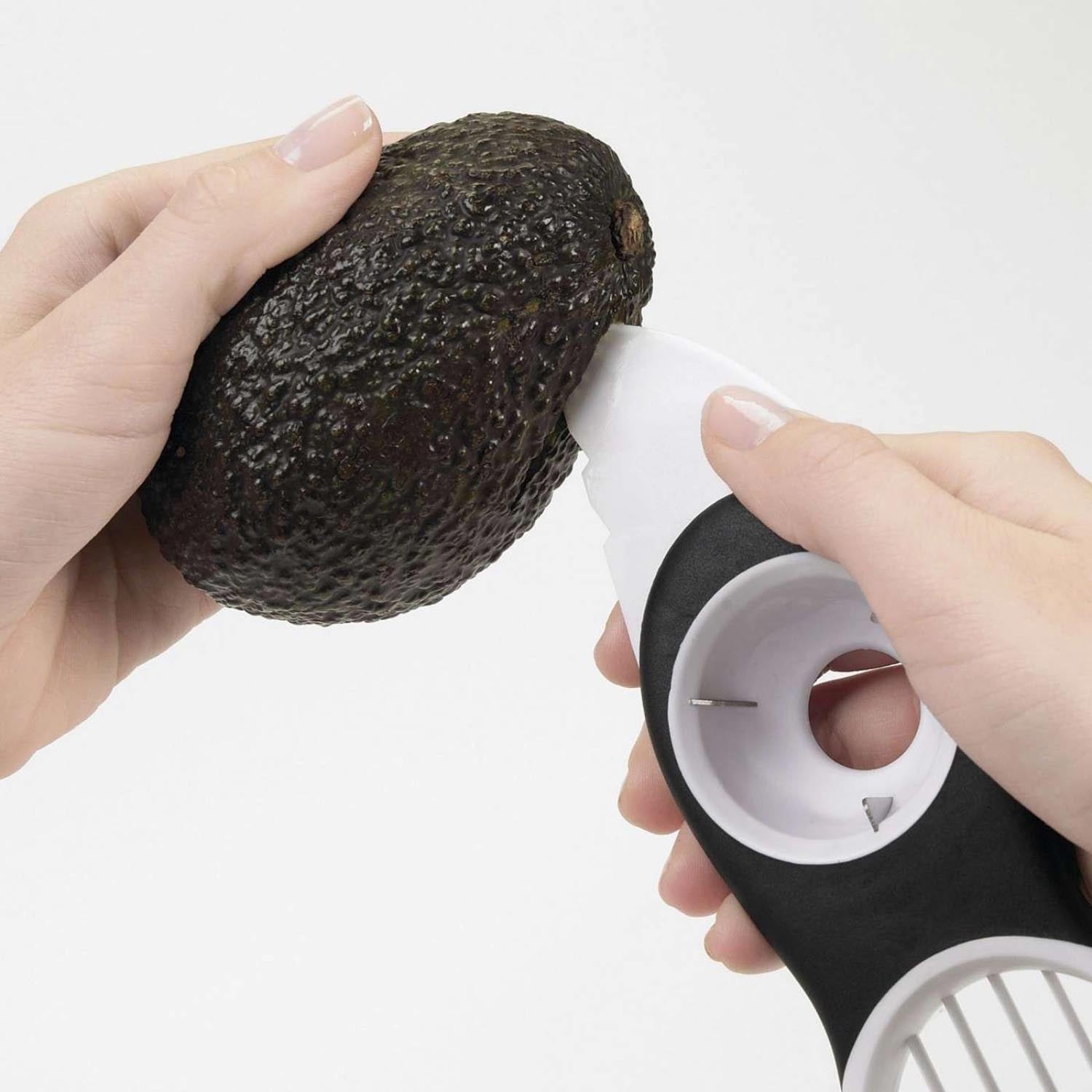 Praktischer 3-in-1 Avocadoschneider von OXO in Weiss: Schneiden, entkernen und portionieren leicht gemacht.