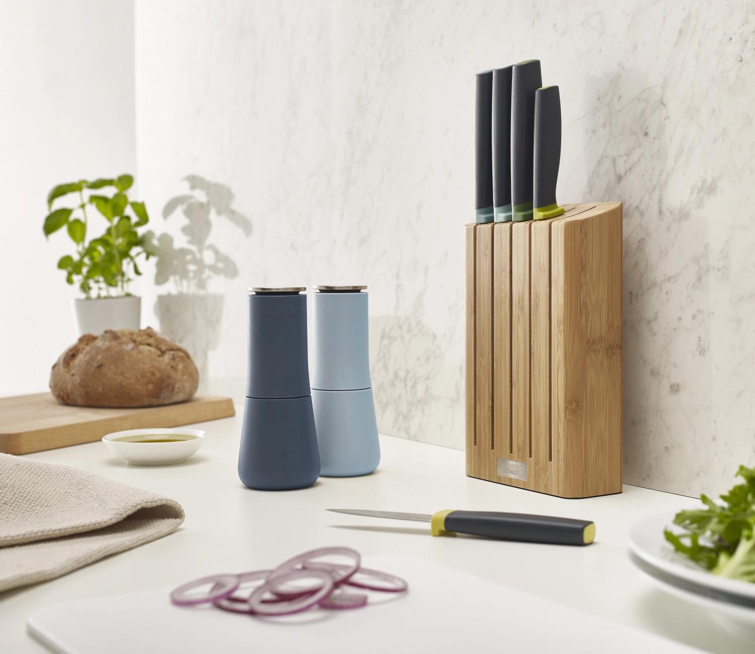 Elegantes 2er Set Salz- und Pfeffermühlen von Joseph Joseph, 16,9 cm hoch, 7 cm Durchmesser, in Sky, mit innovativem Design.