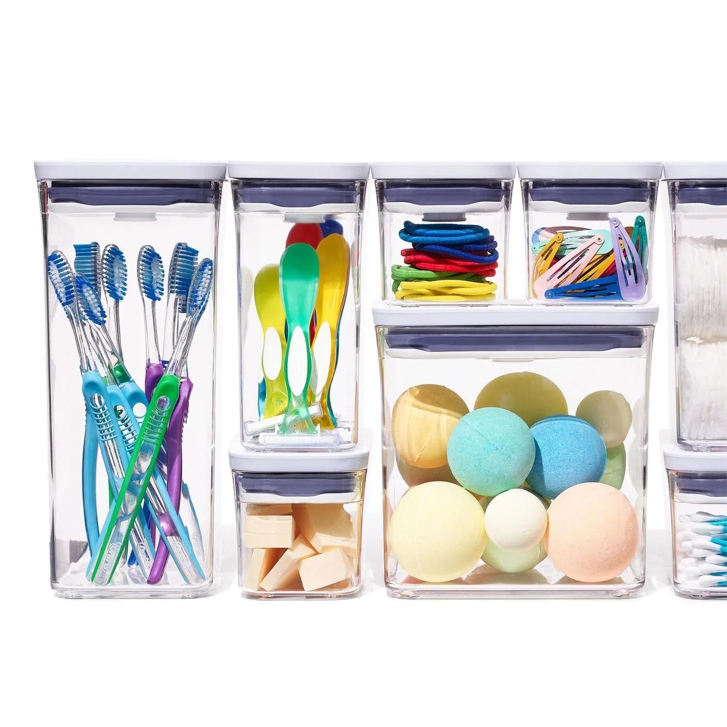 Das OXO Good Grips POP Container Set enthält 3 luftdichte Behälter (0.6l, 1.6l, 2.6l) mit Messlöffel, ideal für Lebensmittelaufbewahrung.