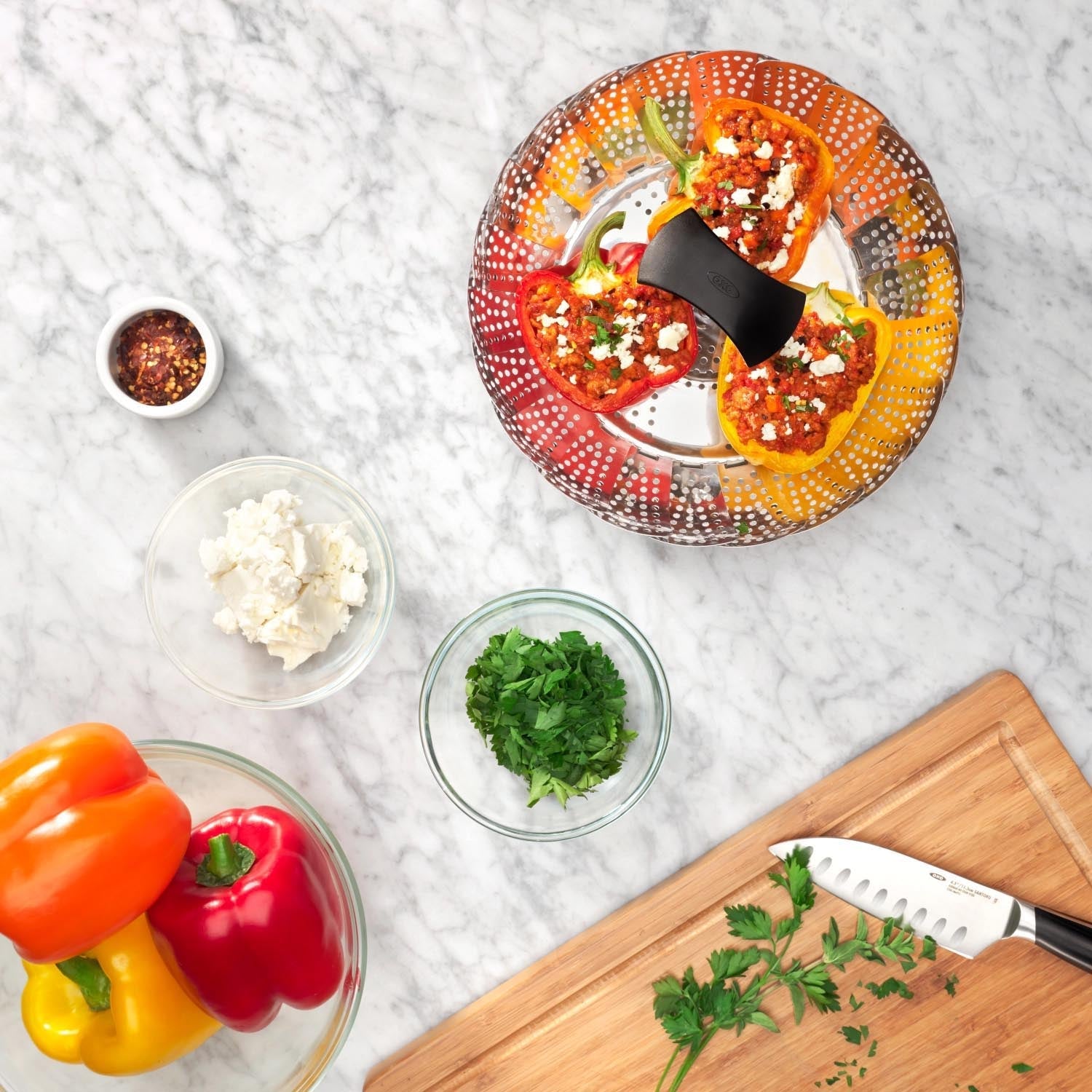 Der OXO Good Grips Edelstahl-Dampfgarer mit ausziehbarem Griff ist ideal für gesundes Kochen in verschiedenen Topfgrößen.