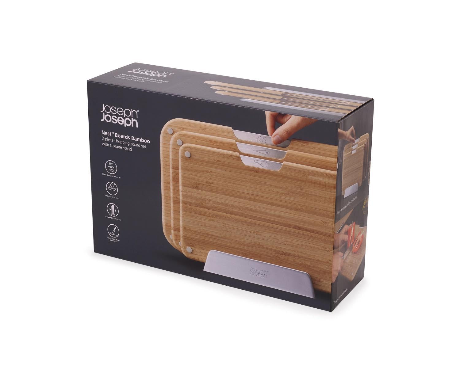 Set aus 3 Bambus-Schneidbrettern mit Halterung von Joseph Joseph, ideal für sauberes und geordnetes Arbeiten in der Küche.