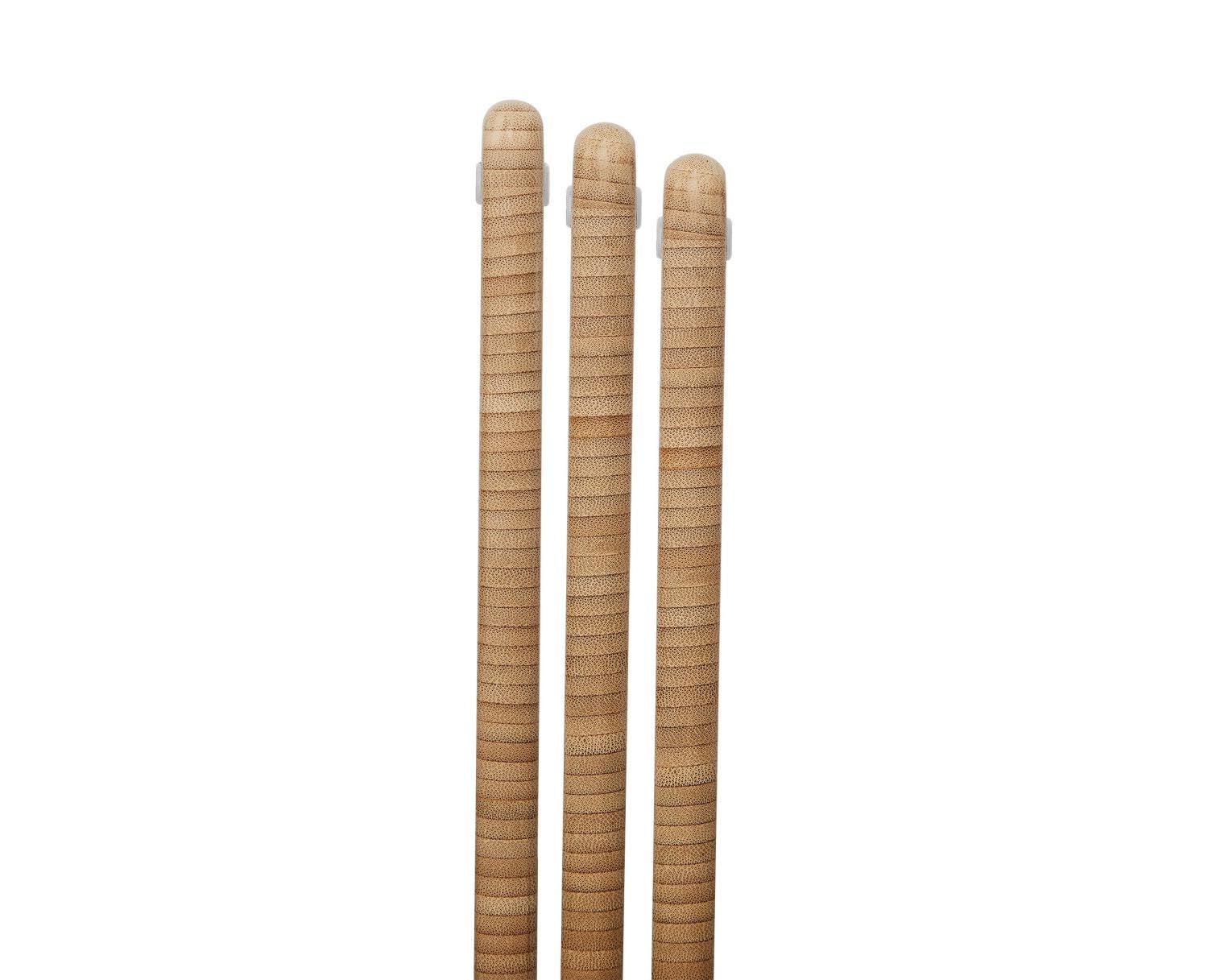 3er-Set Bambus-Schneidbretter mit Halterung von Joseph Joseph, perfekt für sauberes und geordnetes Arbeiten in der Küche.