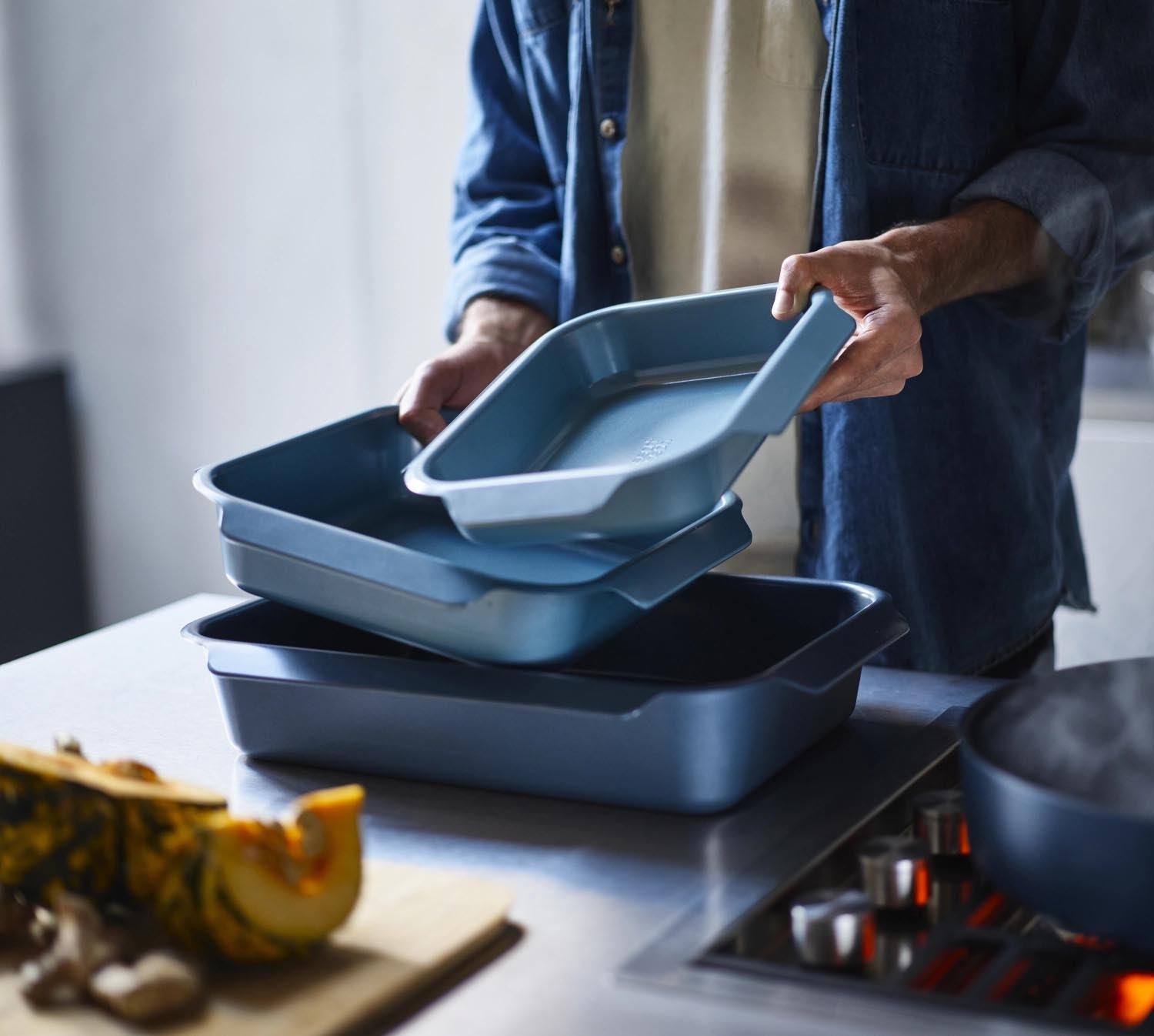 Vielseitiges 3er Set Joseph Joseph Backformen in abgestuften Größen, perfekt für Backen und Kochen in jeder Küche.
