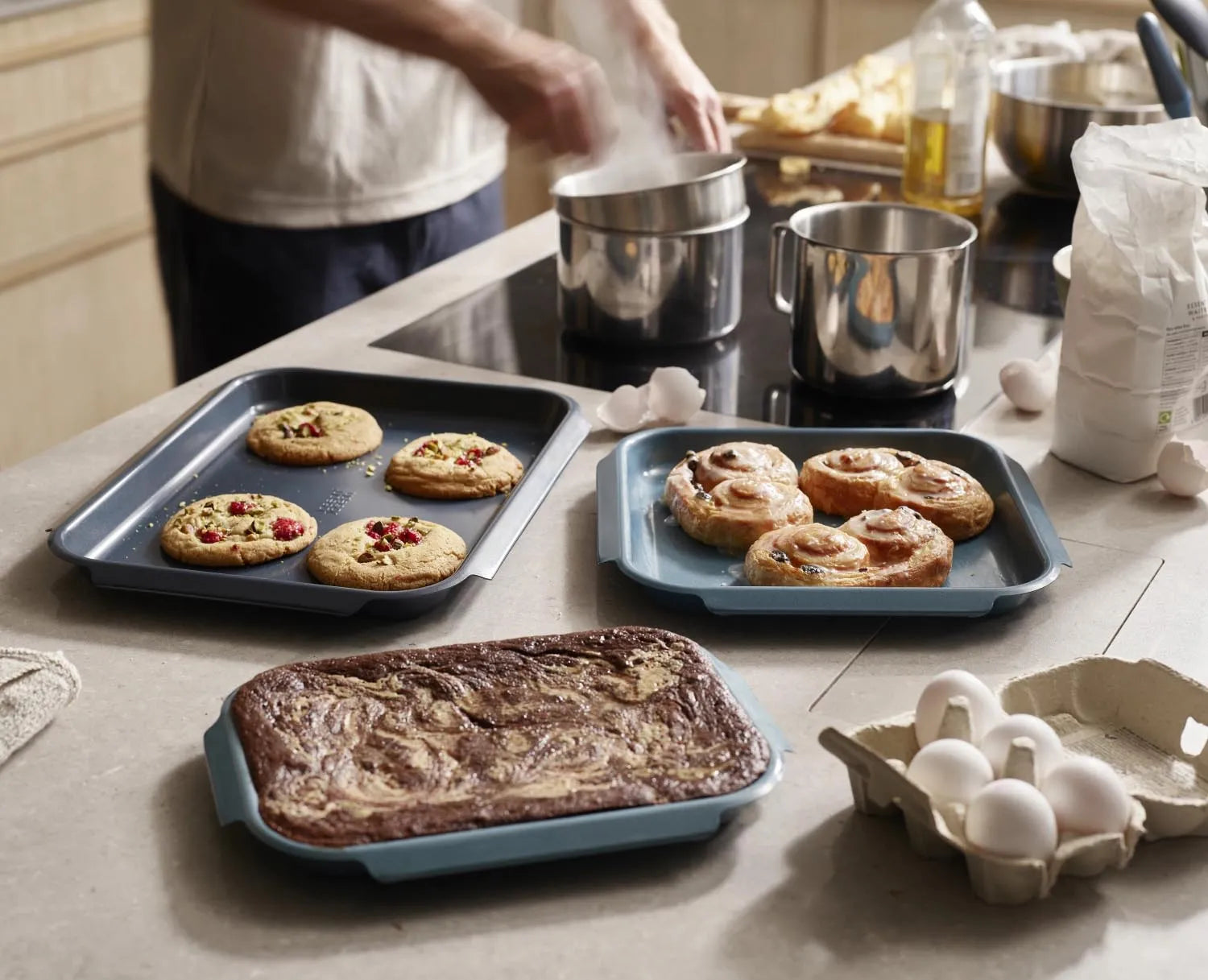 Joseph Joseph Backform-Set: 3 stapelbare Formen (30x23, 32.6x30, 40.9x30), ideal für platzsparendes und vielseitiges Backen.