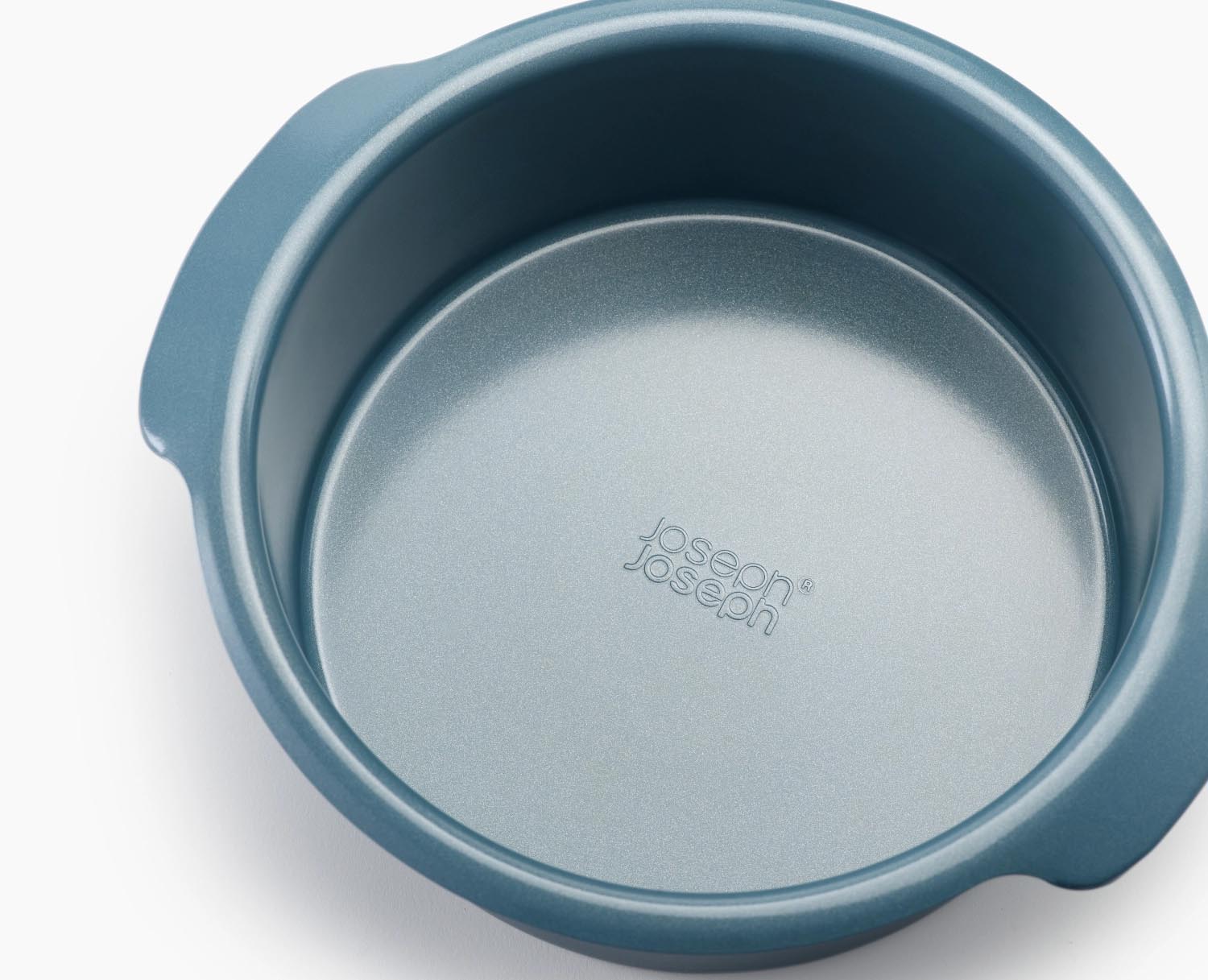 2er Set runde Backformen (20 cm & 23 cm) von Joseph Joseph, ideal für Kuchen, stapelbar, robust und platzsparend gestaltet.