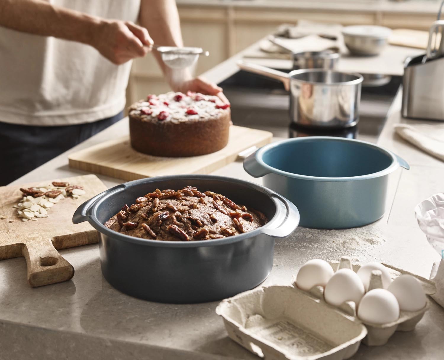 2er Set runde Backformen (20 cm & 23 cm) von Joseph Joseph, ideal für Kuchen, stapelbar, robust und platzsparend gestaltet.