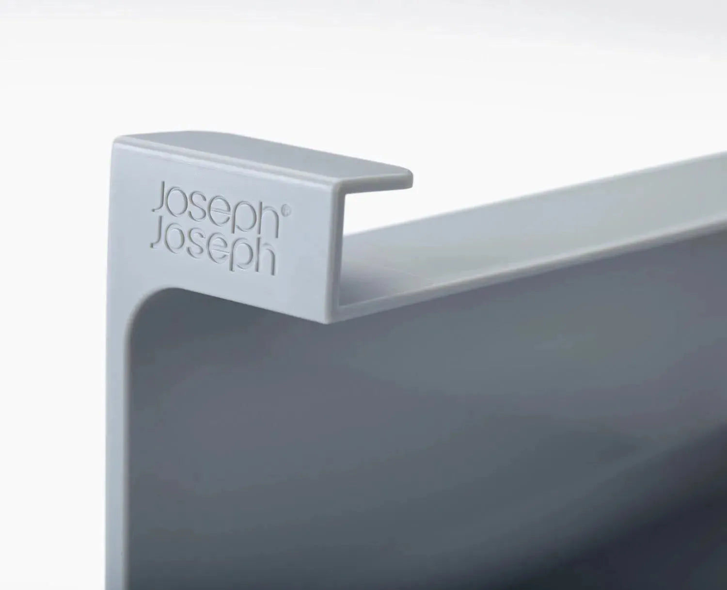Praktischer Schubladeneinsatz von Joseph Joseph für Abfallsäcke und Beutel, ideal für eine ordentliche und platzsparende Küchenschublade.