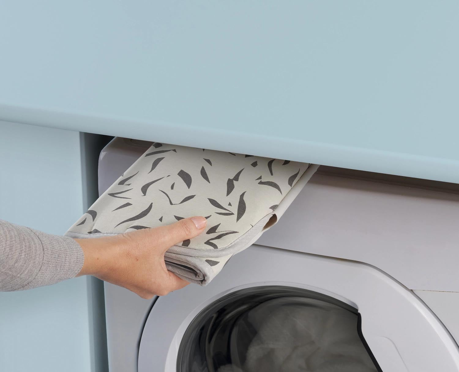 Die faltbare Swift Bügelmatte von Joseph Joseph in ecru ist kompakt, praktisch und ideal für schnelles Bügeln auf jeder Oberfläche.