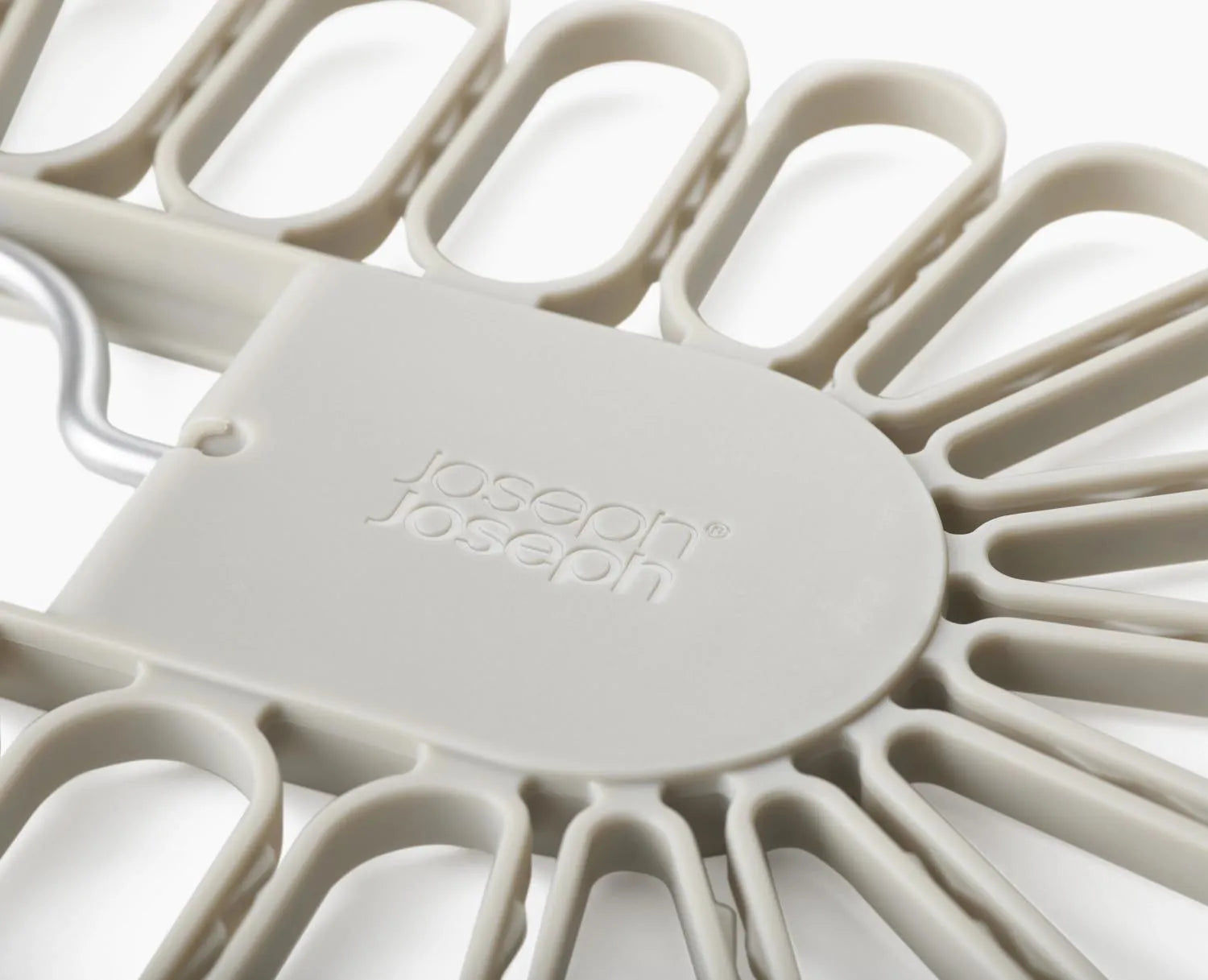 Praktischer Petal Kleiderbügel von Joseph Joseph in Blütenform, ideal für 22 Kleinteile. Platzsparend und stilvoll für Ihre Wäsche.