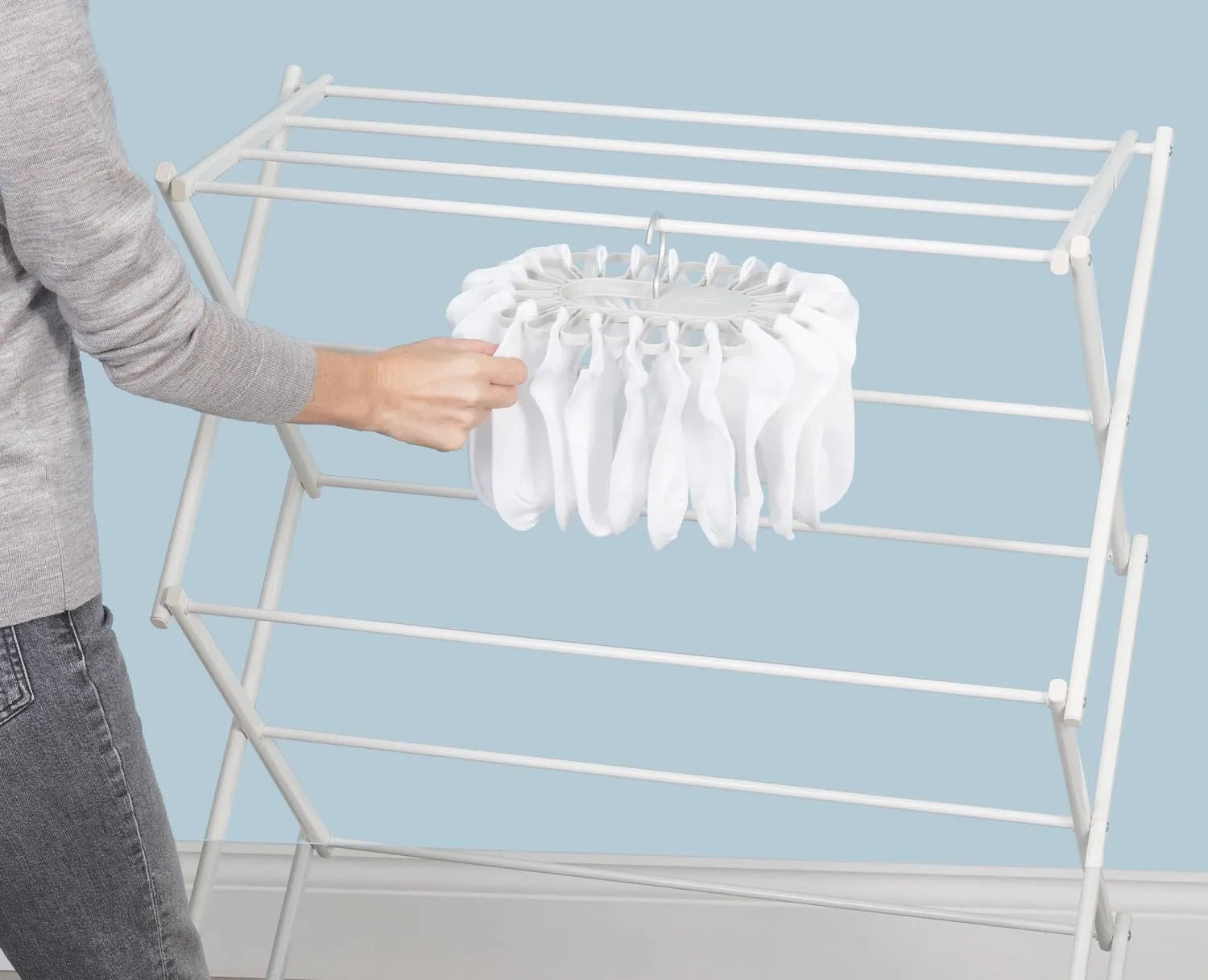 Petal Kleiderbügel von Joseph Joseph: Blütenförmig, bietet Platz für 22 Kleinteile, ideal für stilvolle und praktische Wäscheorganisation.